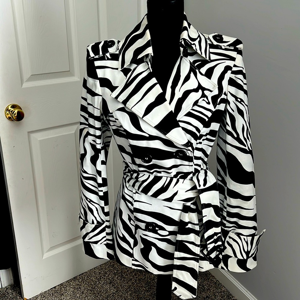 Short trenchcoat in a stunning zebra pattern